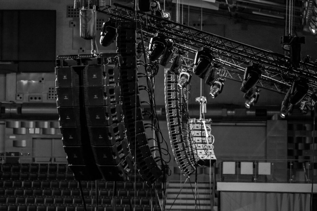 Nagłośnienie estradowe – jak dobrać sprzęt do wydarzeń plenerowych i halowych? 1 Firma nagłośnieniowa, nagłośnienie imprez, nagłośnienie estradowe, dźwięk festiwal, wynajem głośników, profesjonalne nagłośnienie imprezy, wsound